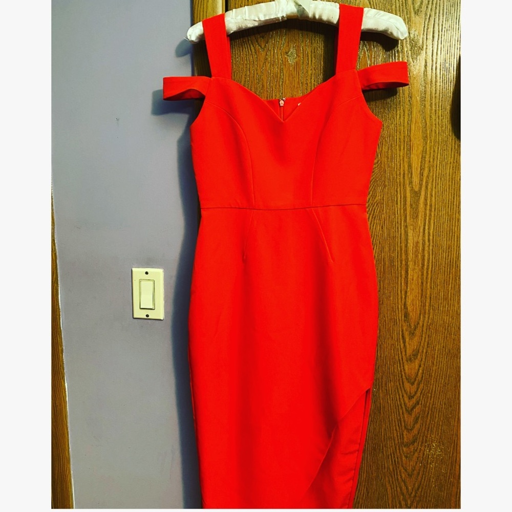 Valencia cold shoulder dress in Rouge